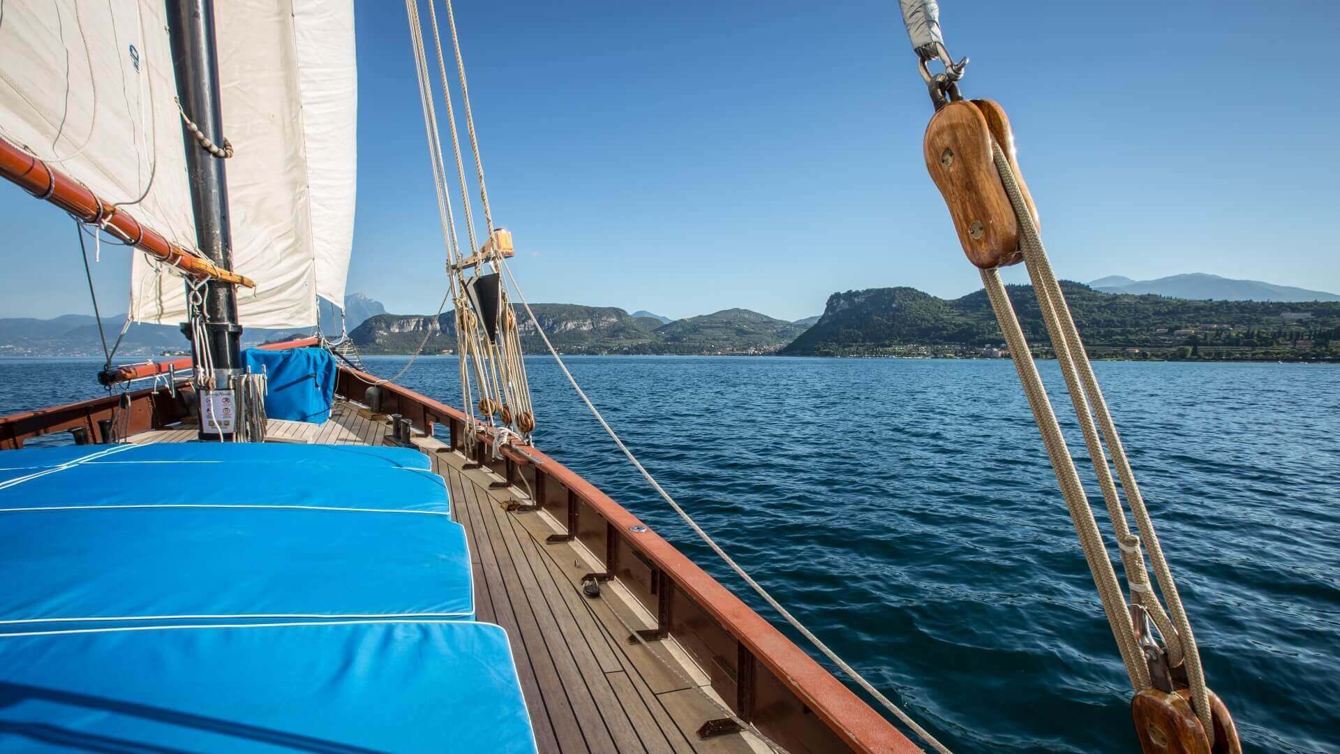 Gardasee Segeln Urlaub Retro Segelboot Lago di Garda Langarmshirt 